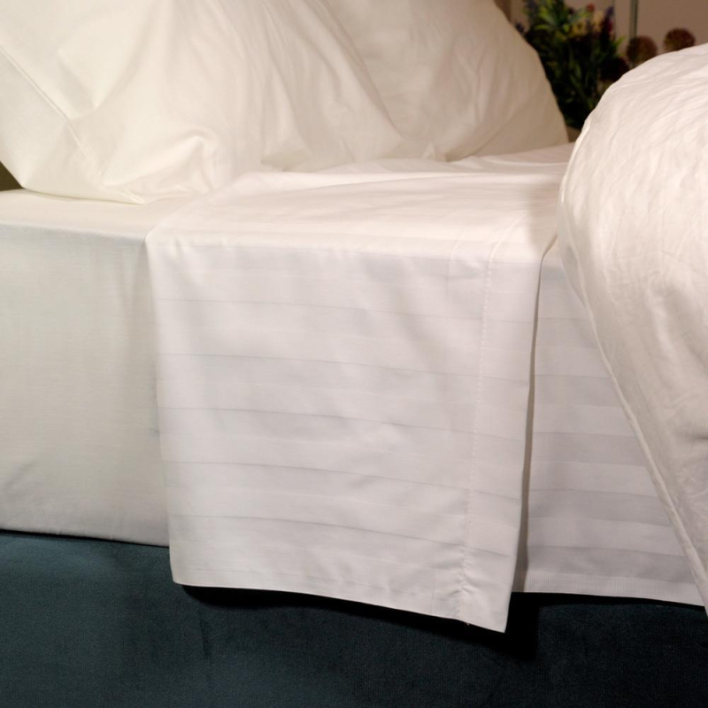 Drap plat Nemesis satin à rayures coin du lit