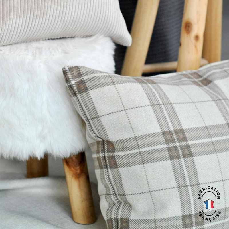 Coussin effet laine à carreaux