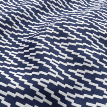 Coussin Zoom sur tissu CALANQUE en jacquard à motifs géométrique pour l'extérieur coloris Marine