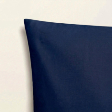 Taie d'oreiller Hestia en satin de coton uni bleu indigo